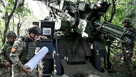 Soldaten der 55. Artilleriebrigade befinden sich in einem Kampfeinsatz in Richtung Pokrowsk in der Ostukraine.