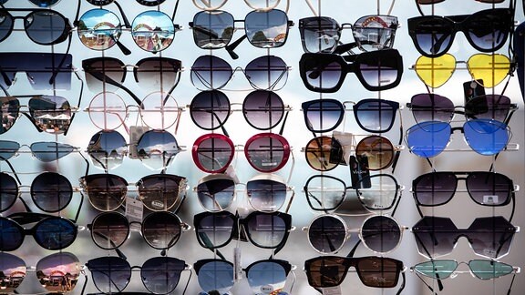 An einer Straße werden Sonnenbrillen verkauft.