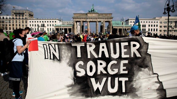 Demonstranten der Fridays For Future Bewegung mit Transparent "Trauer Sorge Wut".