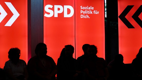 Gäste einer Wahlkampfveranstaltung der sächsischen Sozialministerin (SPD) sitzen im Ariowitsch-Haus vor einer leuchteten Wand mit dem Logo der Partei.