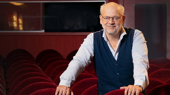 Neue Spielzeit am Theater Altenburg Gera: ein Mann steht in den Sitzreihen des Zuschauerraumes