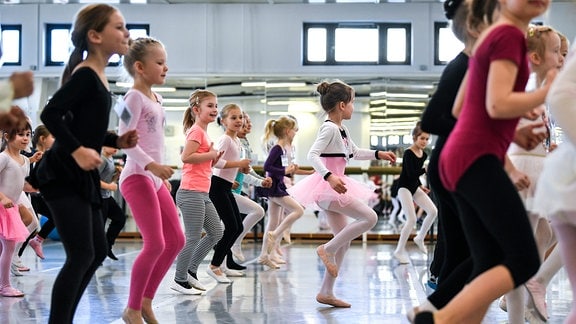 Mehrere Kinder tanzen in einer Halle