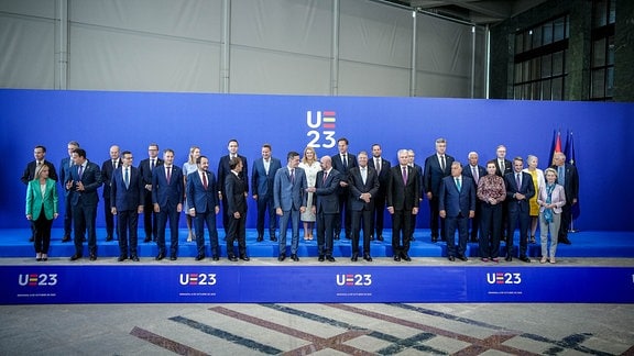 Die Staats- und Regierungschefs stehen beim EU-Gipfel für ein Foto zusammen