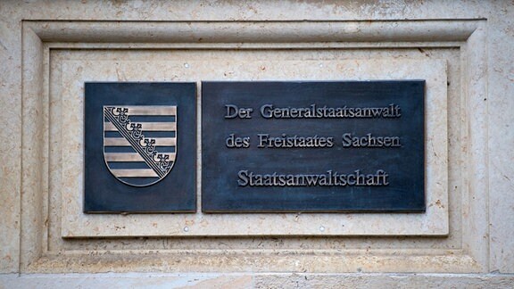 "Der Generalstaatsanwalt des Freistaates Sachsen - Staatsanwaltschaft" steht auf einer Tafel am Amtsgericht in Dresden (Sachsen).
