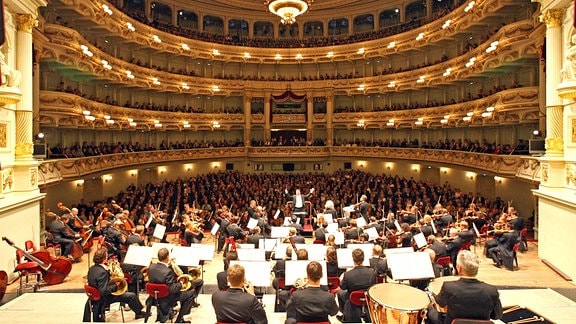 Die Staatskapelle Dresden während eines Konzertes in der Dresdner Semperoper