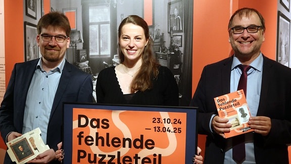 Juri Bergmann (Konzeption Ausstellung), Lina Frubrich (Konzeption und Kuration Ausstellung; Provenienzforschung) und Dr. Anselm Hartinger (Museumsdirektor) in der Ausstellung „Das fehlende Puzzleteil“ im Stadtgeschichtlichen Museum Leipzig.