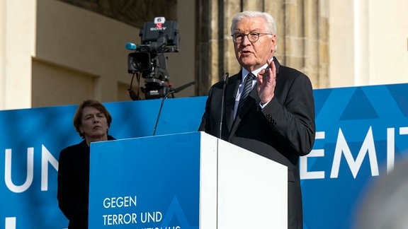 Bundespräsident Frank-Walter Steinmeier spricht bei der Kundgebung „Aufstehen gegen Terror, Hass und Antisemitismus – in Solidarität und Mitgefühl mit Israel“. Nach dem Terrorangriff der Hamas auf Israel vom 7. Oktober kam es auch an diesem Wochenende deutschlandweit zu zahlreichen Reaktionen.