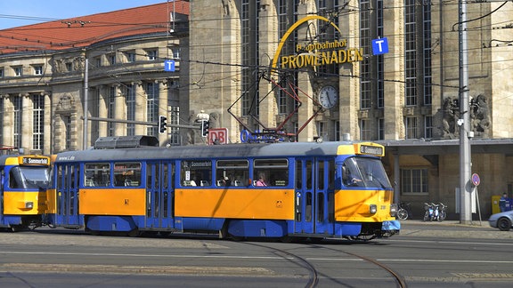Straßenbahn vor dem Hauptbahnhof in Leipzig