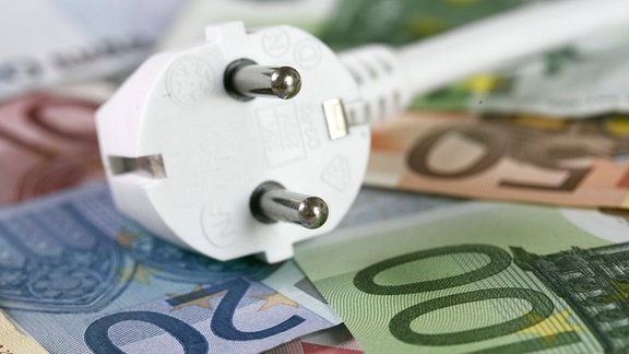 Stromstecker auf Geldscheinen