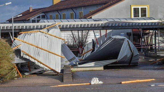 Dach von Berufsschule durch Sturm schwer beschädigt.
