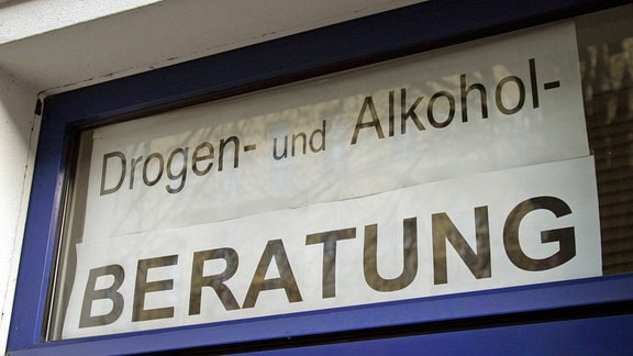 Ein Schild im Fenster einer Drogen- und Alkoholberatungsstelle