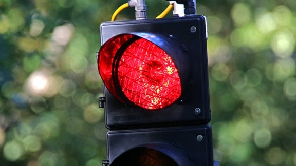 Eine Ampel leuchtet rot.