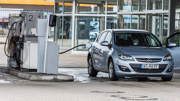 Hohentengen am Hochrein, Deutschland - 14. März 2021: Ein Mann tankt an einer Tankstelle sein Auto. 