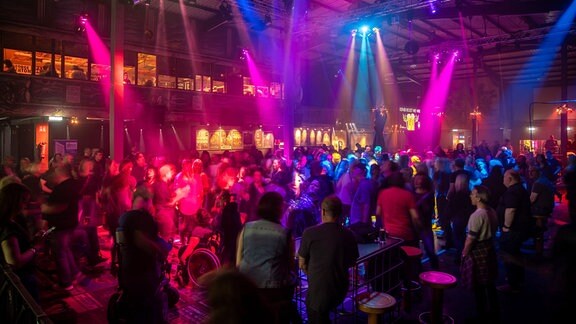 Menschen tanzen trotz des Tanzverbots an Karfreitag im Club „LKA-Longhorn“.