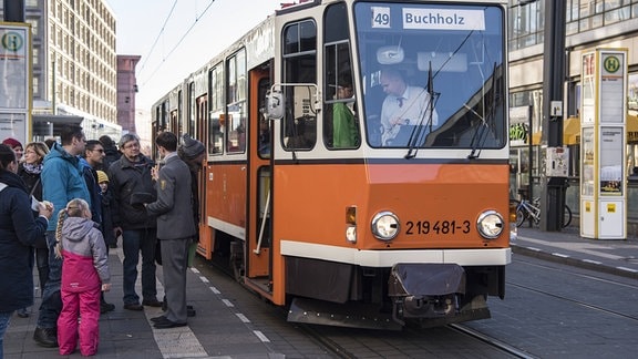 Eine historische Straßenbahn vom Typ Tatra KT4D mit der Nummer 219481-3 bei einer Nostalgiefahrt durch Berlin, auf dem Foto an der Haltestelle am Alexanderplatz.