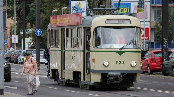 In Magdeburg-Stadtfeld steht ein Tatra Straßenbahn-Triebwagen T4D mit offenen Türen an der Haltestelle "Westring"