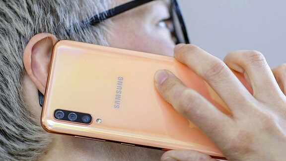Eine Frau telefoniert mit einem Samsung Smartphone.