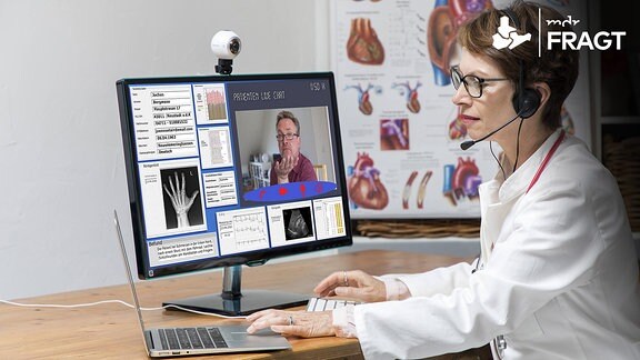 Eine Ärztin kommuniziert mit einem Patienten über eine Webcam