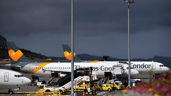 Zwei Airbus A320 Condor Thomas Cook bei der Abfertigung am Flughafen Madeira Cristiano Ronaldo