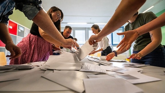 Beginn der Auszählung der abgegebenen Stimmzettel in einem Wahllokal 