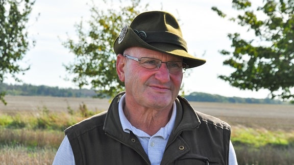 Landwirt Hermann Hoyer auf einem Feld.