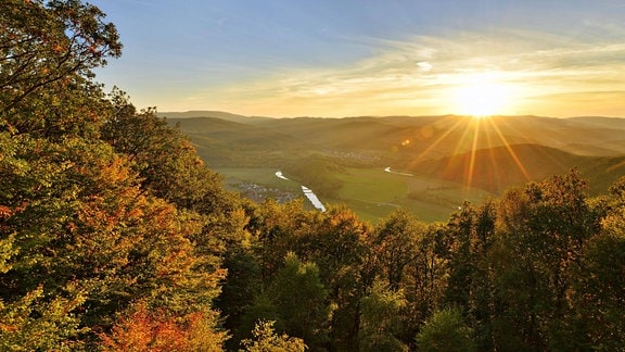 Sonnenuntergang auf der Teufelskanzel im Herbst, Aussicht ins Werratal mit dem Dorf Lindewerra, Eichsfeld, Thüringen