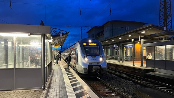 Ein Zug mit der Aufschrift Saalfeld steht in einem Bahnhof.