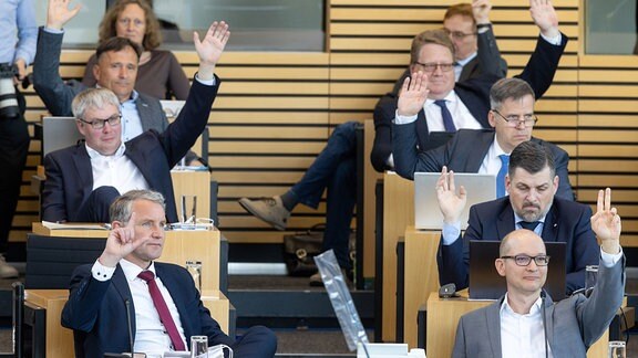 Die Fraktion der AfD stimmt bei der Sitzung des Thüringer Landtags über die Tagesordnung ab