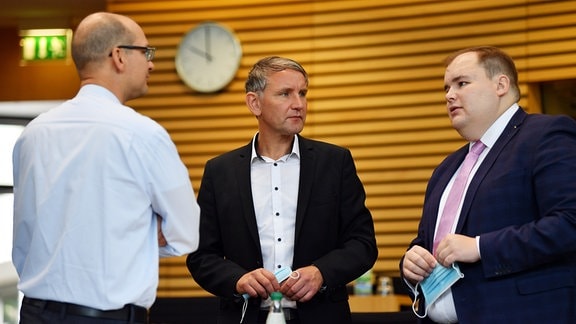Stefan Möller (l-r), AfD-Abgeordneter, Björn Höcke, AfD-Fraktionsvorsitzender, und Torben Braga, AfD-Abgeordneter, sprechen miteinander im Plenarsaal des Thüringer Landtags. 
