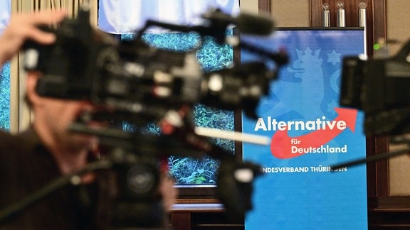 Ein Kameramann filmt im Saal des Hotel Pfiffelburg während des Landesparteitags der AfD.