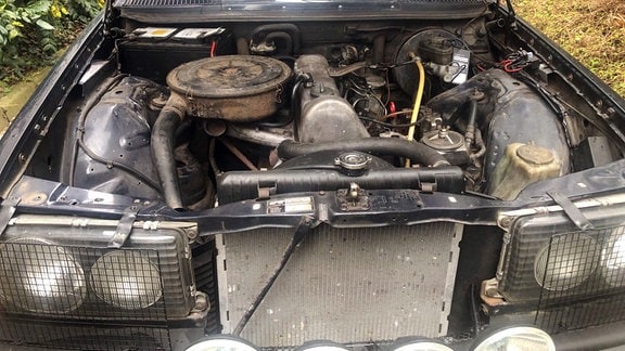 Blick in den Motorraum eines 40 Jahre alten Mercedes