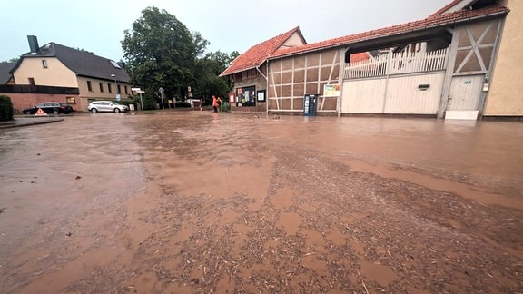 Überschwemmung auf einer Straße