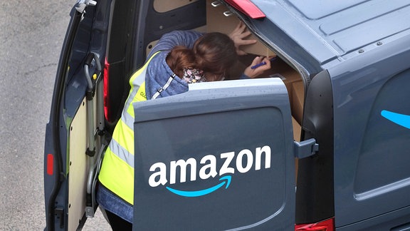 Amazon-Paketfahrer bei der Auslieferung