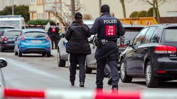 Polizei an Tatort in der Erfurter Pestalozzistraße