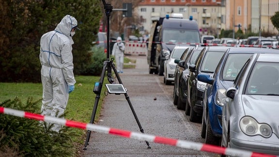 Tatortgruppe des LKA Thüringen sichert Spuren nach dem Angriff auf zwei Neonazis in Erfurt am Donnerstagmorgen.