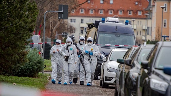 Tatortgruppe des LKA Thüringen sichert Spuren nach dem Angriff auf zwei Neonazis in Erfurt am Donnerstagmorgen.