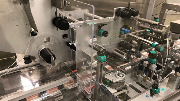 Eine Maschine zur Medikamentenproduktion ist aus nächster Nähe zu sehen.