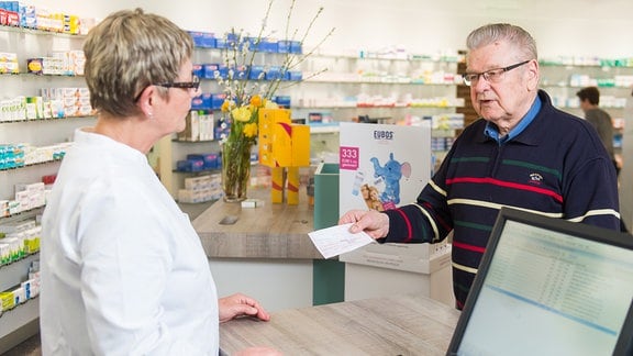 Eine Apothekerin berät 2017 in einer Apotheke einen Kunden.