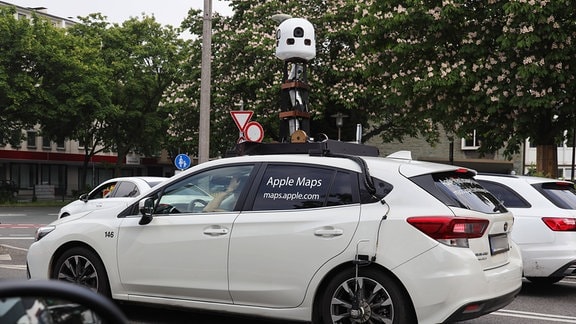 Apple Firmenfahrzeug mit Dachkamera und dem Aufdruck: