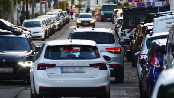 Mehrere Autos auf einer Straße