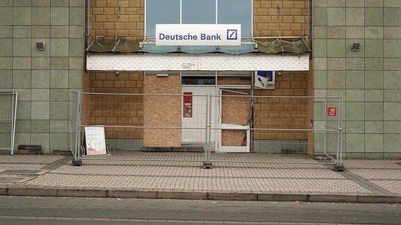 Zerstörte Filiale der Deutschen Bank in Jena