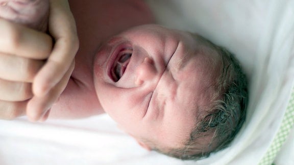 Schreiendes Baby, kurz nach der Geburt im Krankenhaus