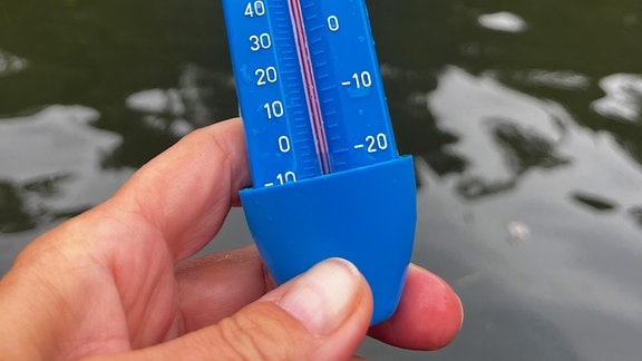 Ein Thermometer zur Messung der Wassertemperatur im Bergsee Ebertswiese.