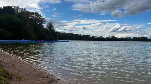 Ein künstlicher Steg am Strandbad Breitungen.