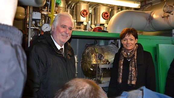 Die hessische Umweltministerin Lucia Puttrich und Thüringens Umweltminister Jürgen Reinholz in der Pilotanlage "Power to Gas" zur Herstellung von erneuerbarem Methan.