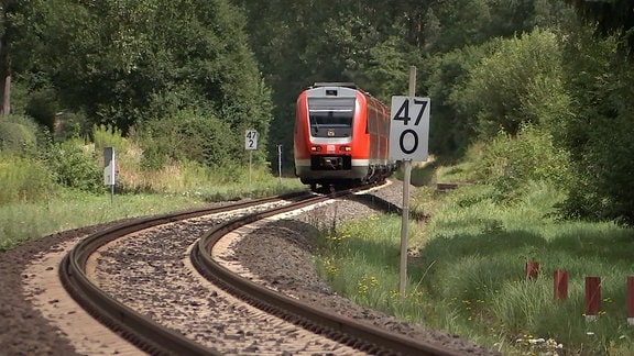 Ein Zug fährt auf einer Bahnstrecke