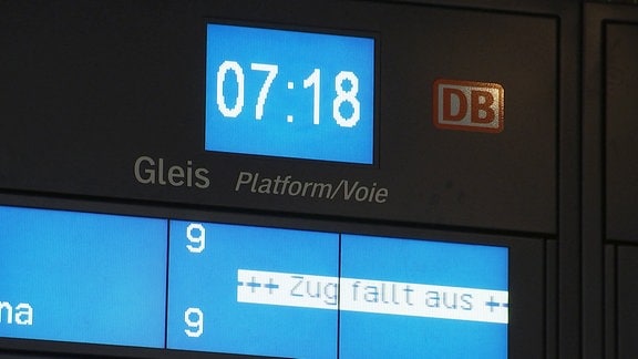 Eine Anzeigentafel zeigt "Zug fällt aus"