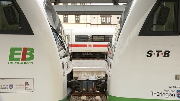 Züge der Erfurter Bahn und Südthüringen-Bahn.