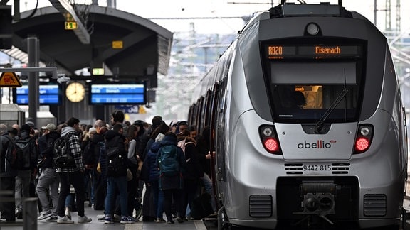 Ein Regionalzug steht während des GDL-Streiks im Erfurter Hauptbahnhof.