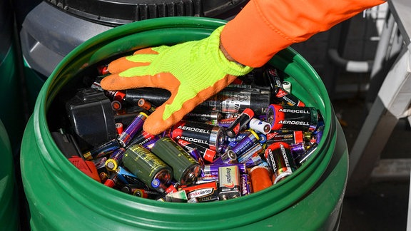 Alte Batterien und Akkus werden auf einem Recyclinghof gesammelt. 